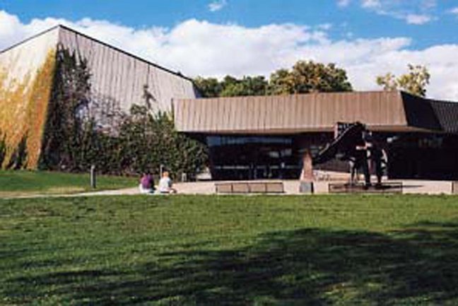 Museum am Löwentor von außen mit Rasen