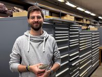 Raphael Moreno in der paläontologischen Sammlung des Naturkundemuseums Stuttgart mit dem Unterkieferrest eines Metoposaurus 
