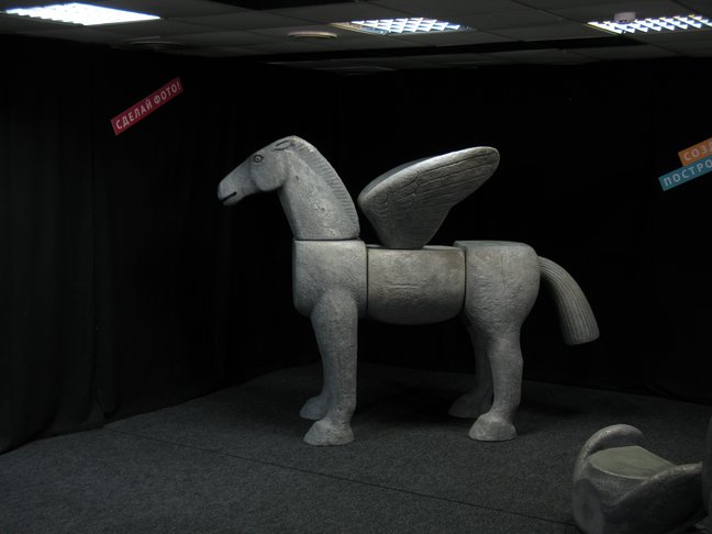 Figur eines Pegasus aus Steinblöcken