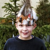 Kind mit Steinzeit-Kopfschmuck