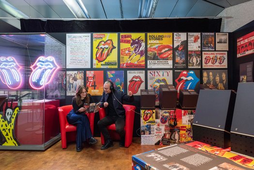Zwei Besucher sitzen im Backstagebereich der Sonderausstellung Rock Fossils zu den Rolling Stoneflies