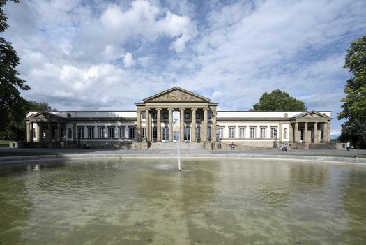 Schloss Rosenstein in Außenansicht mit Brunnen davor