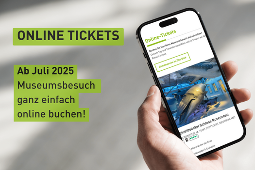 Hand hält Smartphone mit aufgerufener Seite Online-Buchung, daneben Text Online Tickets Ab Juli 2025 Museumsbesuch ganz einfach online buchen