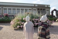 Skulpturen wilhelminischer Monarchen vor dem Schloss Rosenstein