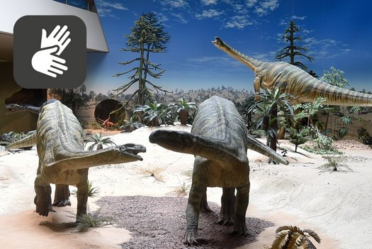 Modelle von Plateosauriern mit Icon für Deutsche Gebärdensprache