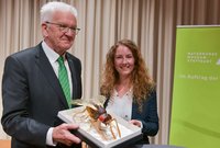 Ministerpraesident Kretschmann und Marina Moser mit Modell der Wespe Aphanogmus kretschmanni