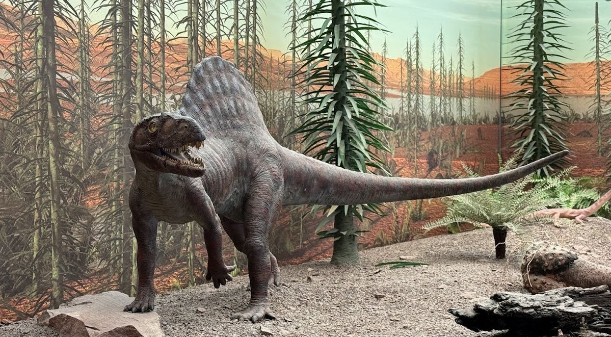 Modell des Sauriers Arizonasaurus in nachgebauter Landschaft