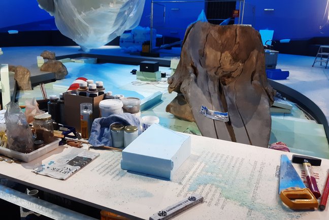 Tisch mit Material bei Umgestaltung Meeressaal