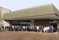 Alle Personen, die an der Muscheltagung im Museum am Löwentor teilgenommen haben vor dem Museumseingang.
