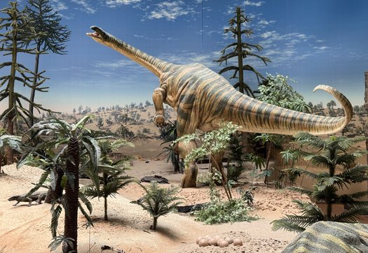 Ein Dinosaurier in einem Lebensraum der Trias im Museum am Löwentor