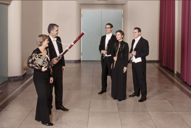 Fünf Musiker und Musikerinnen mit ihren Instrumenten