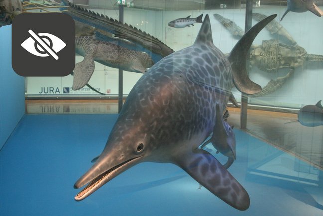 Modell eines Fischsauriers im nachgebauten Lebensraum mit Icon für Sehbeeinträchtigung