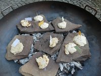 Feuerschale mit Steinplatten und kleinen Broten