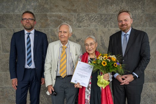 Die Preisträgerin Univ.-Prof. Dr. Ulrike Aspöck mit ihrem Ehemann, Univ.-Prof. Dr. Horst Aspöck (mitte) und Laudator Prof. Dr. Michael Ohl (links) sowie Prof. Dr. Lars Krogmann, dem Direktor des Naturkundemuseums Stuttgart (rechts). Bild: SMNS, A. Staniczek.