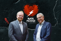 Direktor Lars Krogmann und Staatssekretär Arne Braun vor dem Logo der Sonderausstellung Rock Fossil