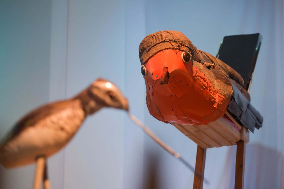 Zwei Skulpturen von Vögeln aus Alltagsgegenständen