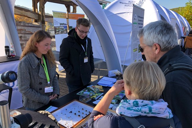 Vier Personen an einem Infostand des Naturkundemuseums.