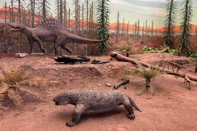 Modelle von verschiedenen Sauriern in ihrem nachgebauten Lebensraum zur Zeit des Buntsandsteins