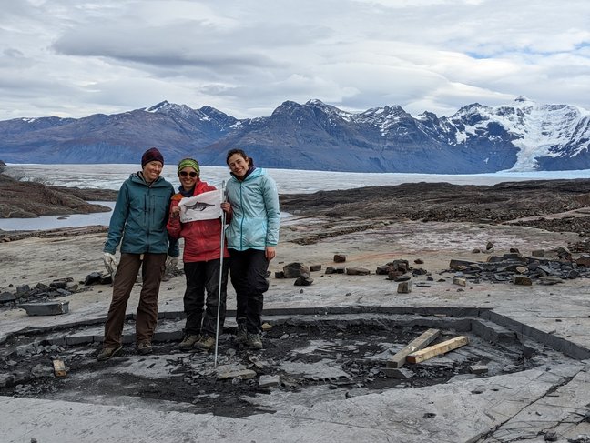 Dr. Erin Maxwell, Dr. Judith Pardo-Perez und Cristina Gascó Martín an einer Fossilfundstelle vor dem Tyndall-Gletscher in Chile.