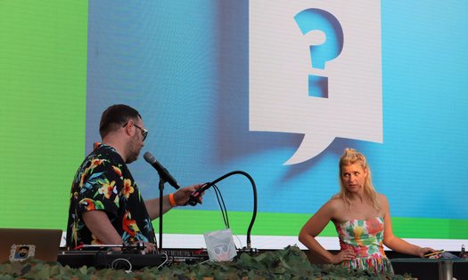 Moderatoren Andreas Vogel und Sara Dahme beim Museumsquiz On Stage.