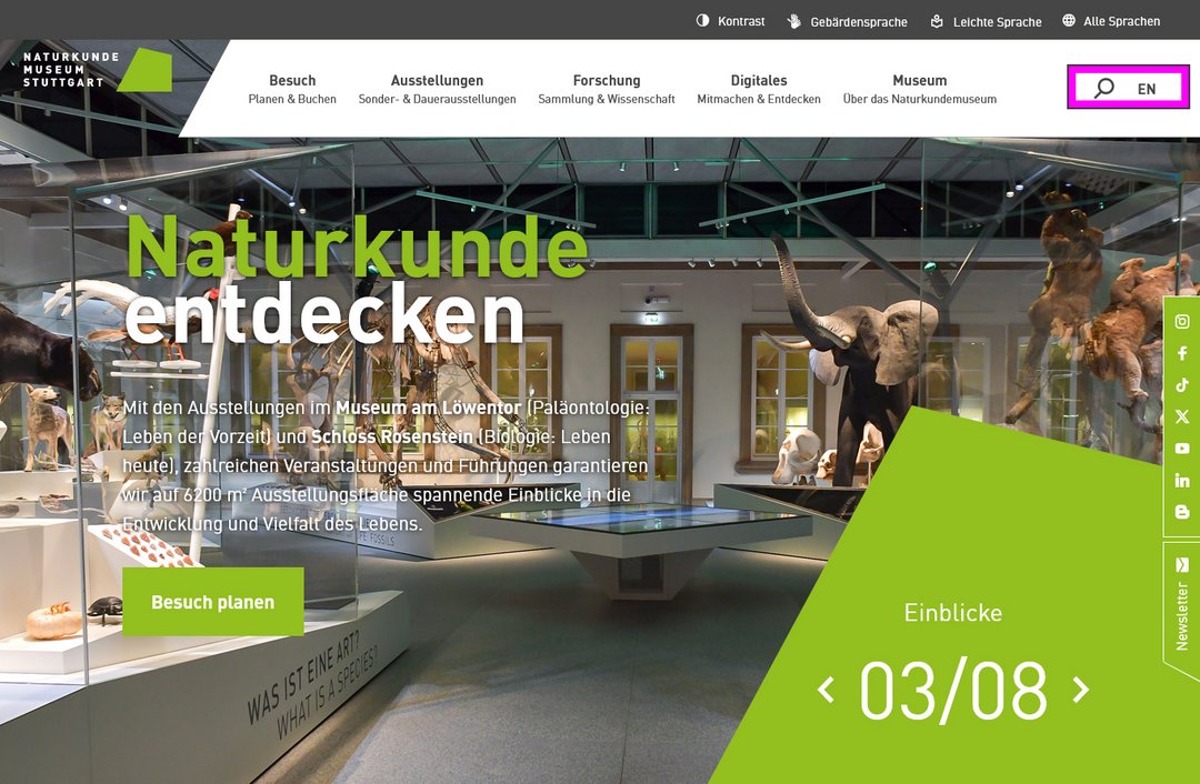 Startseite des Naturkundemuseums Stuttgart mit markiertem Lupensymbol und Schriftzug EN