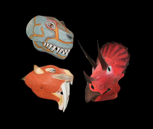 gebastelte Masken Tyrannosaurus, Triceratops und Säbelzahntiger