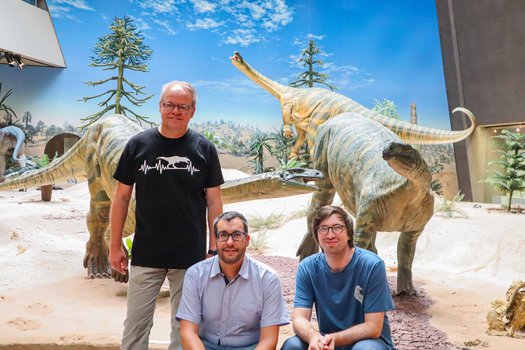 Prof. Dr. Rainer Schoch (links), Dr. Eudald Mujal (mitte), Joep Schaeffer (links) vor dem Plateosaurier-Lebensrekonstruktion im Museum am Löwentor