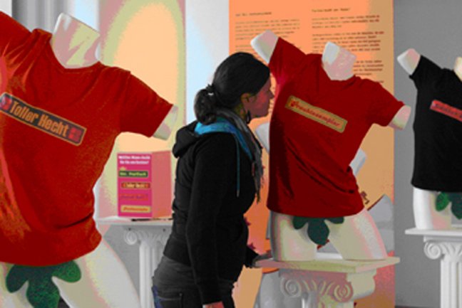 Frau riecht an Mannequin