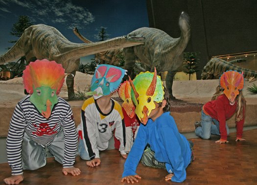 Kinder mit Sauriermasken