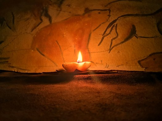 Steinzeit-Licht vor Höhlenmalerei