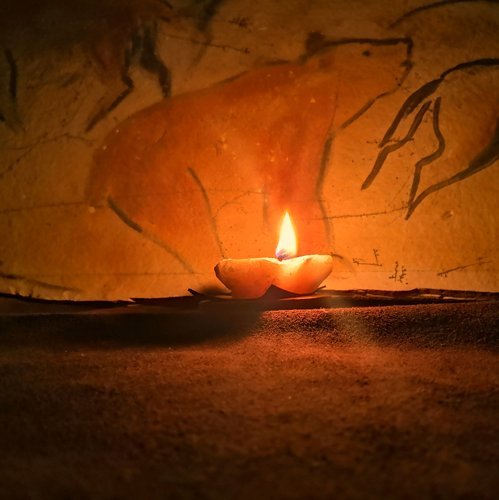 Steinzeit-Licht vor Höhlenmalerei