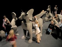 Kinder spielen mit aus Steinblöcken zusammengesetzten Figuren