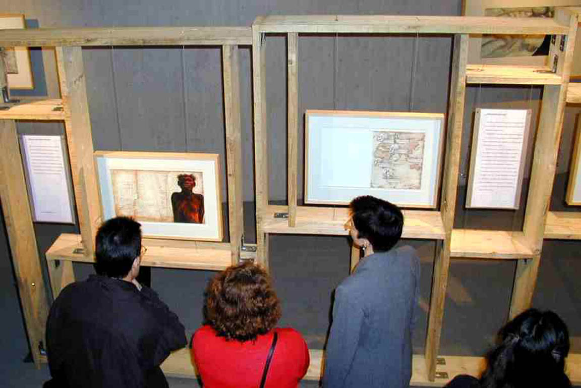 Besucher betrachten Bilder und Texte der Sonderausstellung AHNgesichter