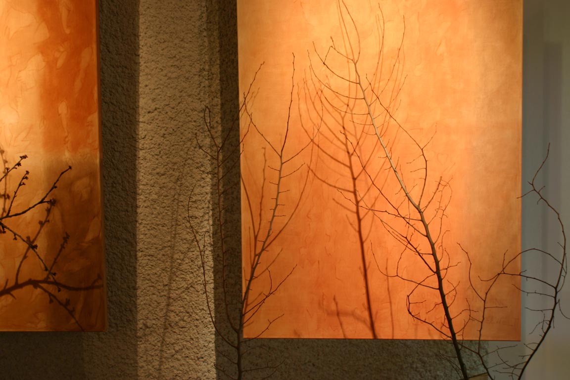 Zweig wirft Schatten auf Leinwand bemalt mit Farbe aus Pflanzenpigmenten