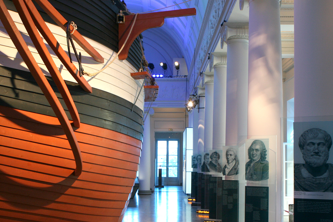 Teil des Schiffsrumpfs der Beagle in Originalgröße im Festsaal von Schloss Rosenstein