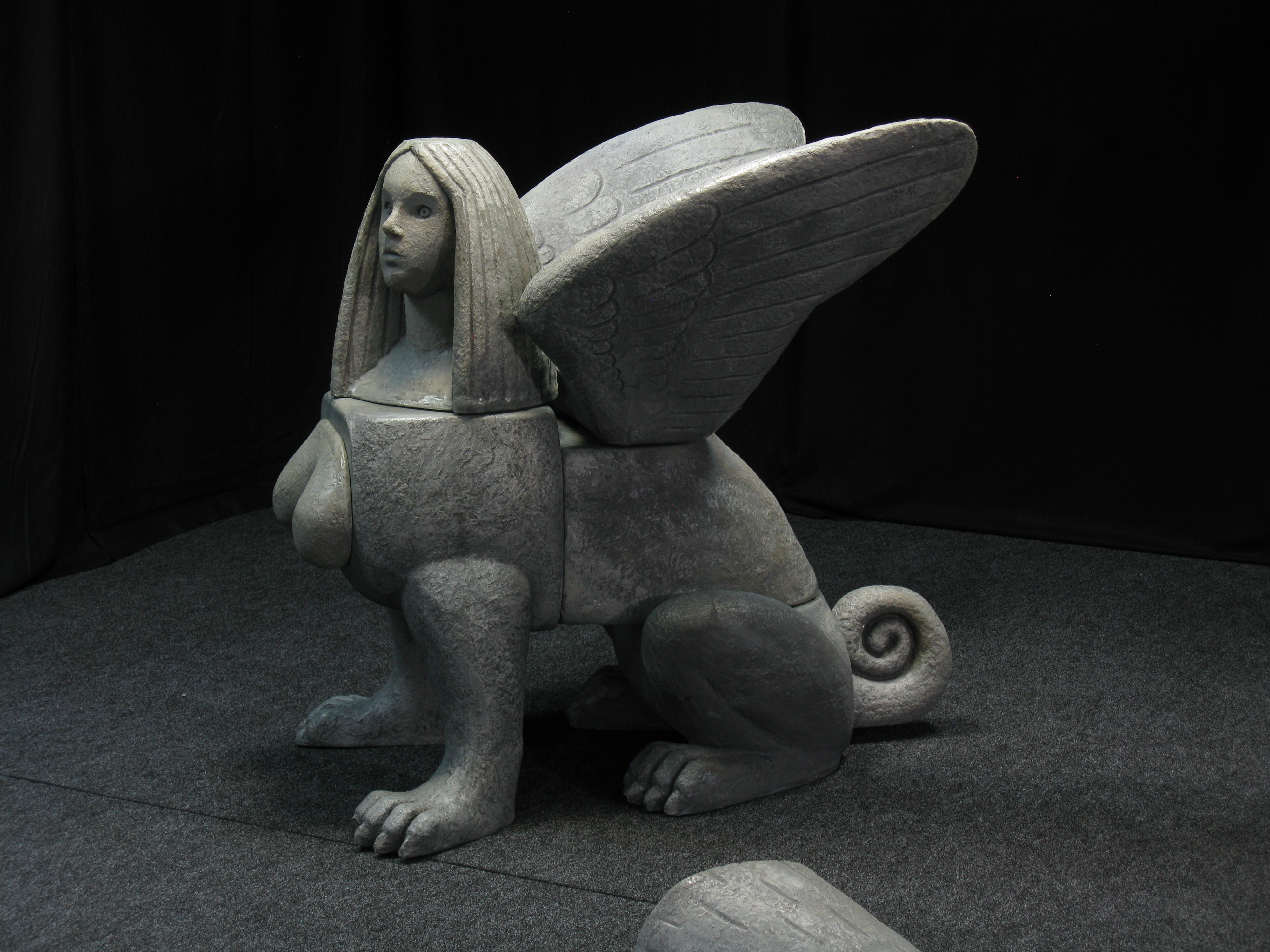 Figur einer Sphinx aus Steinblöcken