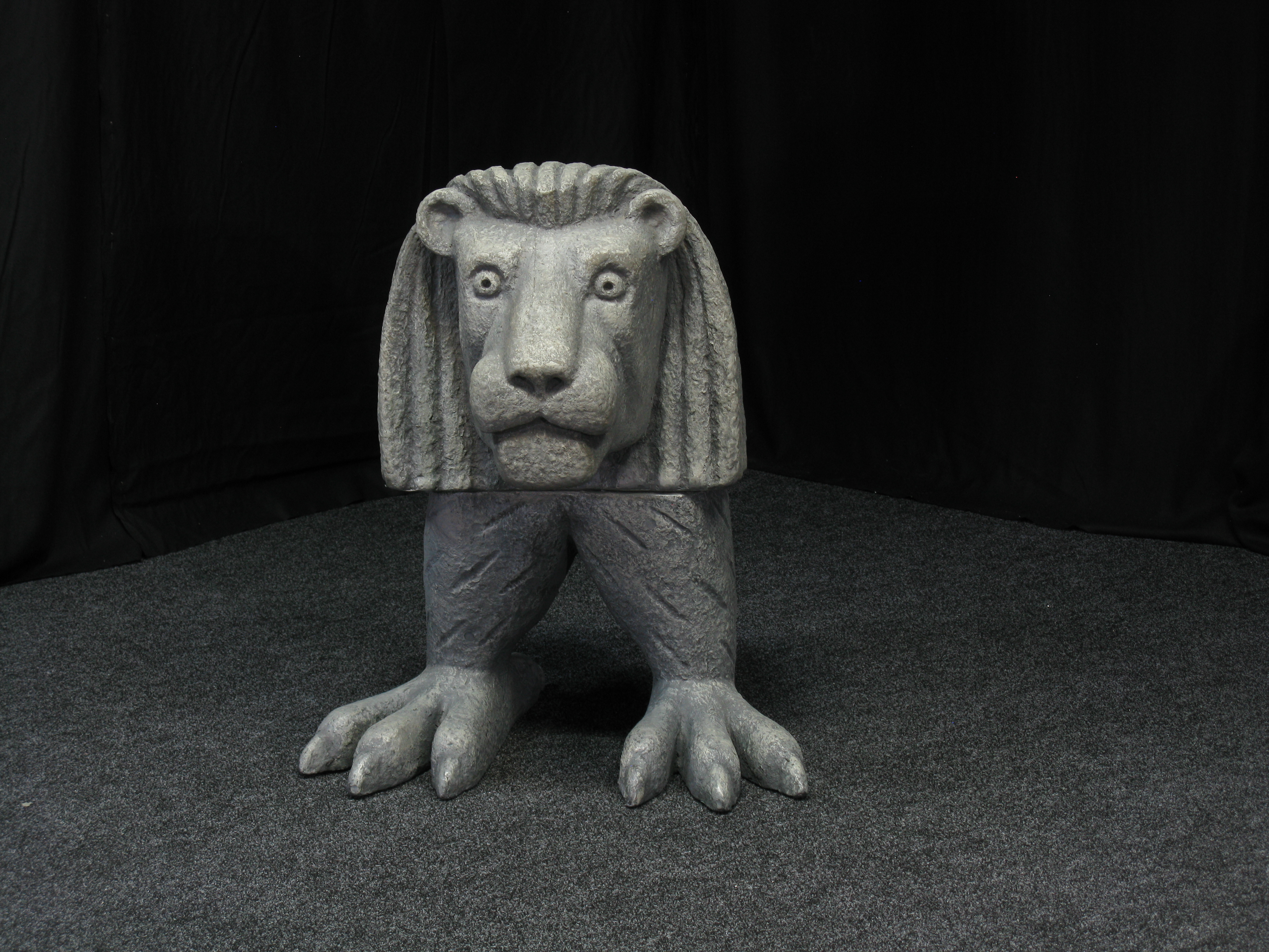 Figur mit Löwenkopf aus Steinblöcken