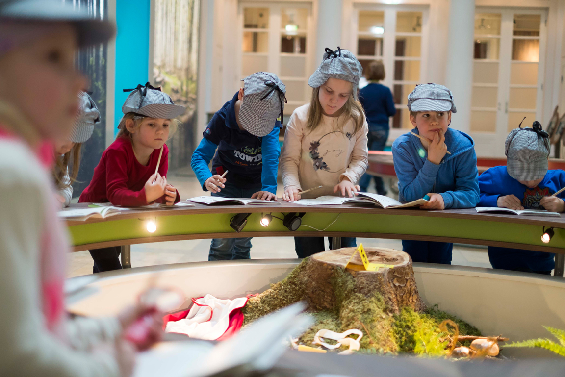 rätselnde Kinder bei Sonderausstellung Naturdetektive