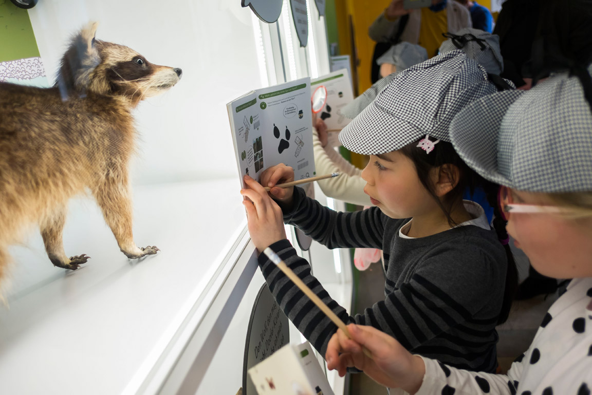 Kinder schreiben in Detektivbuch