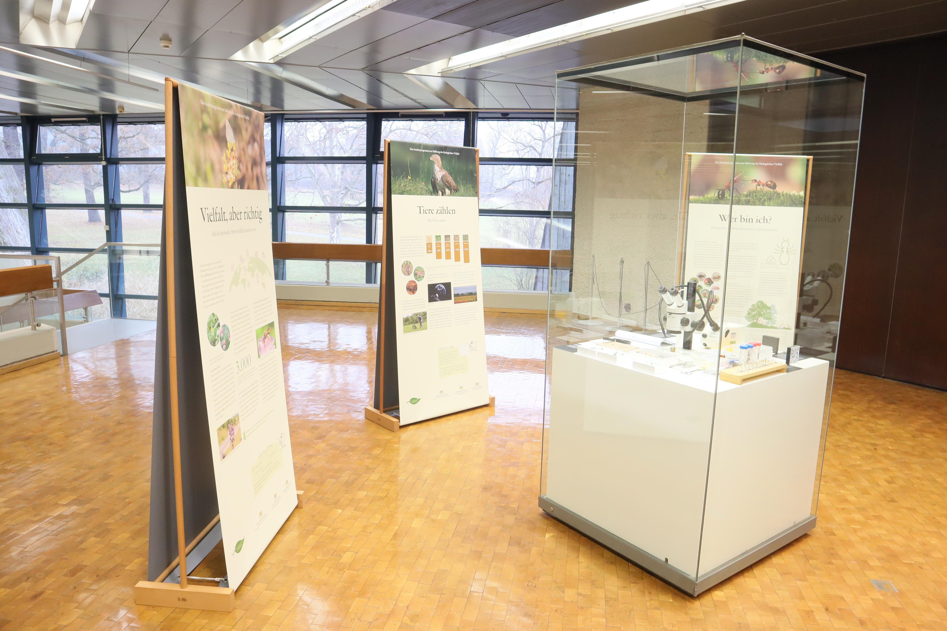 Vitrinen in der Ausstellung "Sonderprogramm zur biologischen Vielfalt"