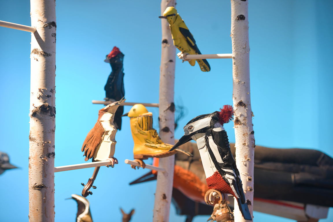 Skulpturen verschiedener Vögel aus Alltagsgegenständen