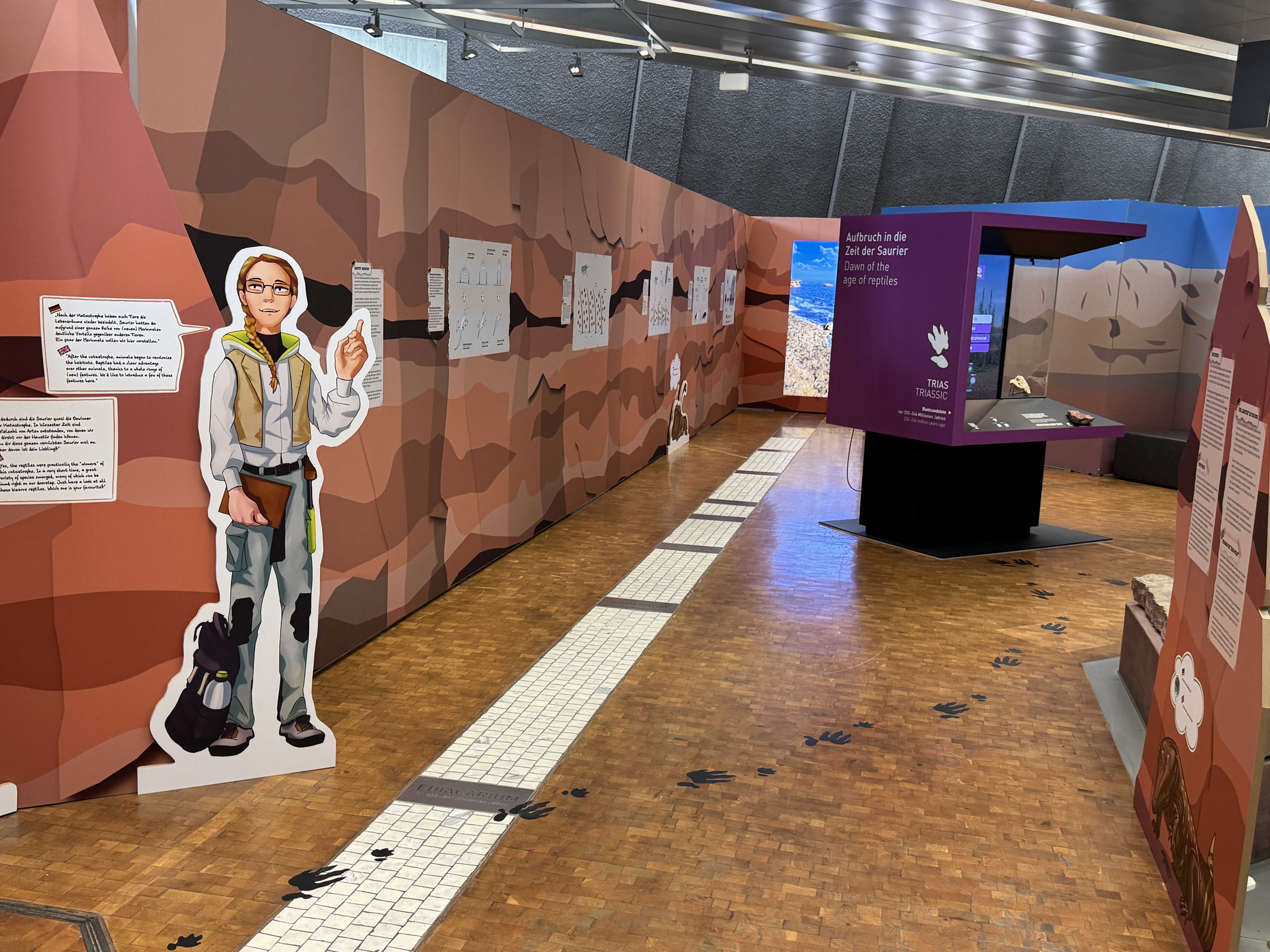 Blick in den Ausstellungsbereich Buntsandstein mit Comicfigur, Sprechblase und Ausstellungstexten