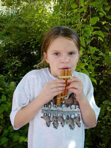 Kind mit Steinzeit-Flöte