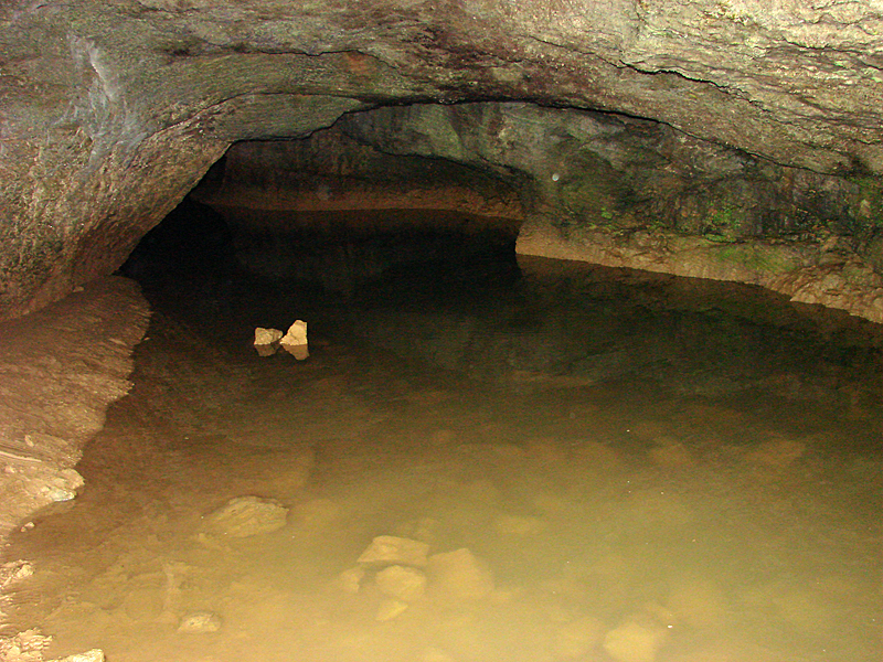 Höhle mit Wasser