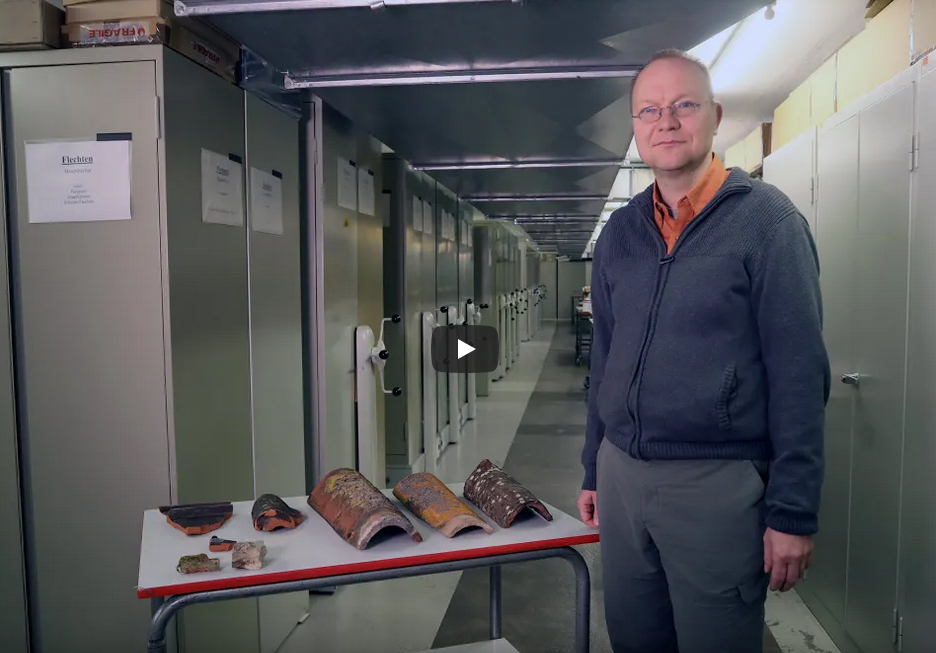 Mann in botanischer Sammlung mit verschiedenen Flechten