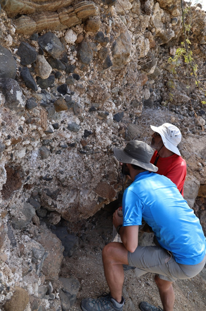 Zwei Paläontologen an einem Gesteinsaufschluss