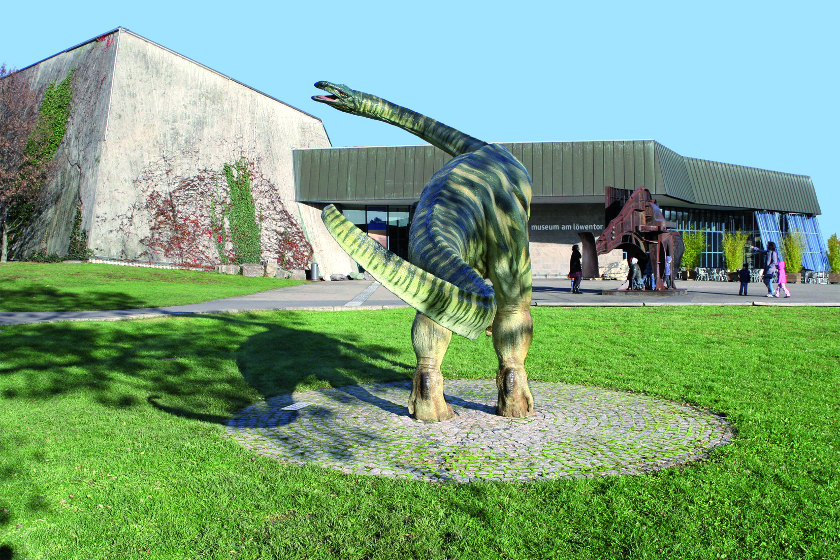 Modell eines Plateosauriers vor dem Museum am Löwentor