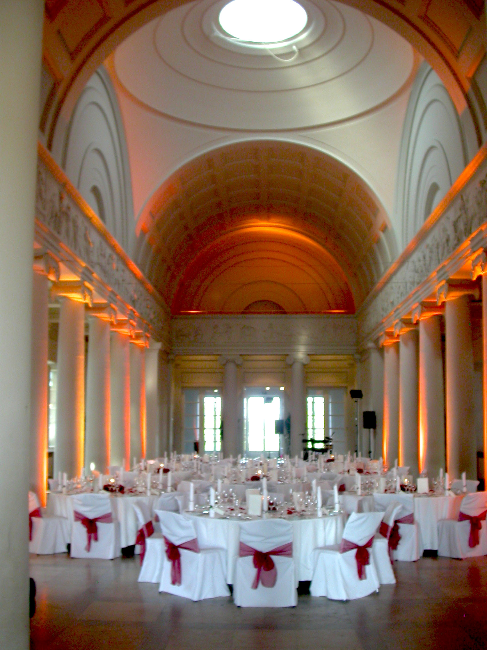 Festliches Bankett in der Säulenhalle des Schloss Rosenstein