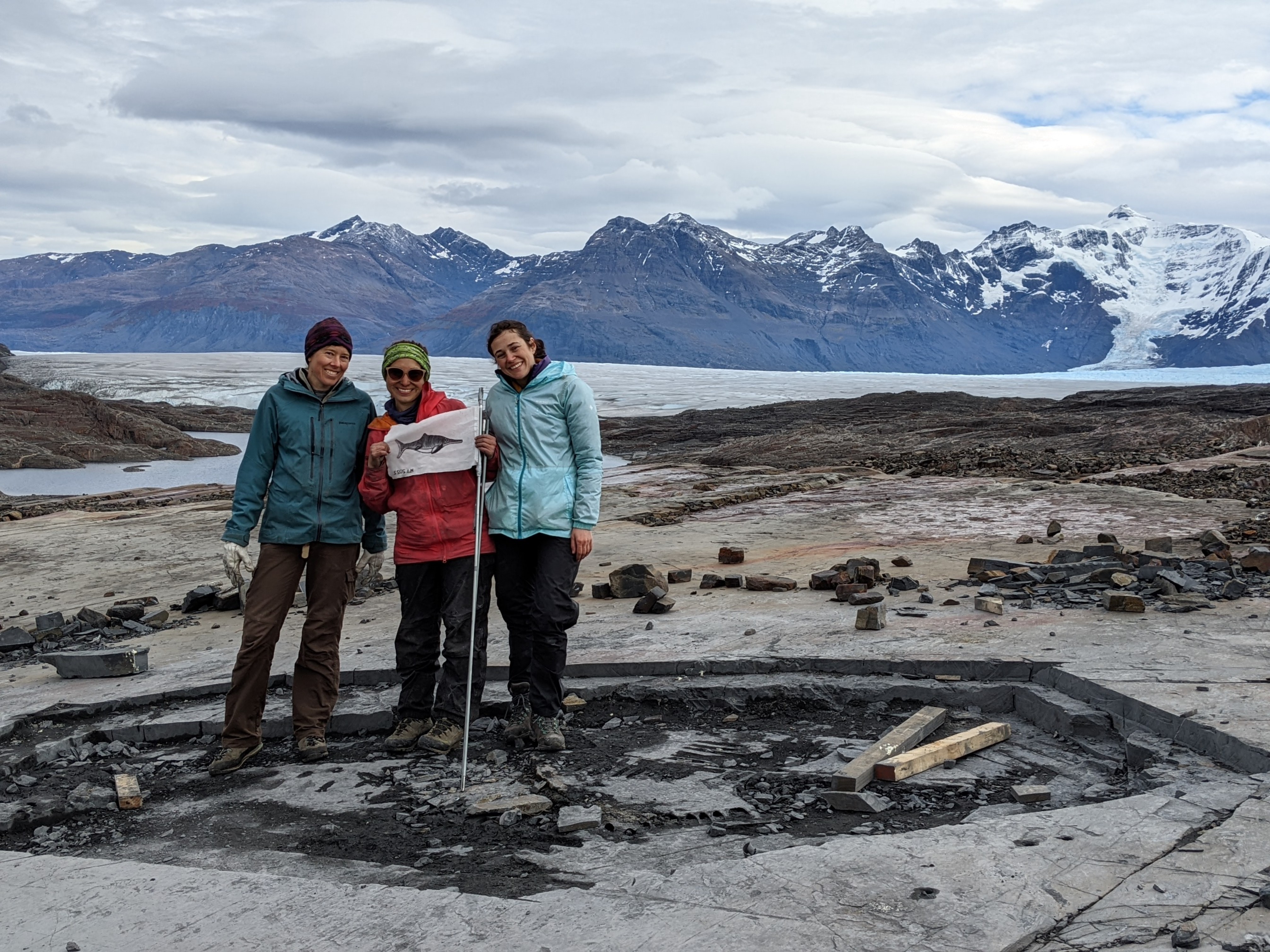 Dr. Erin Maxwell, Dr. Judith Pardo-Perez und Cristina Gascó Martín an einer Fossilfundstelle vor dem Tyndall-Gletscher in Chile.