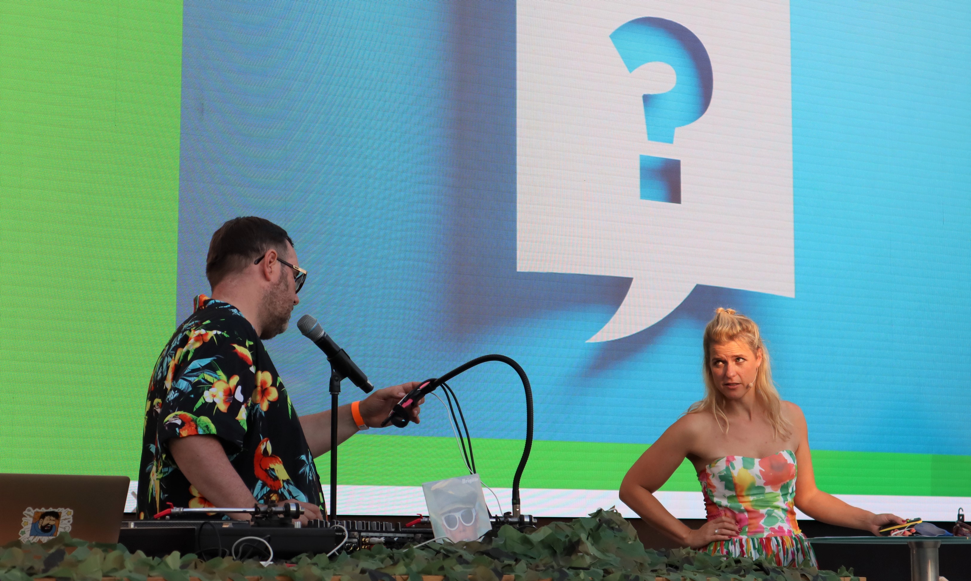 Moderatoren Andreas Vogel und Sara Dahme beim Museumsquiz On Stage.